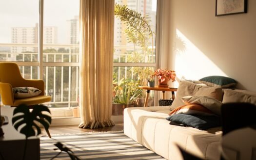 Interior de vivienda con luz natural; imagen de referencia para la guía de arriendo, no corresponde a una oferta de Solbienes.