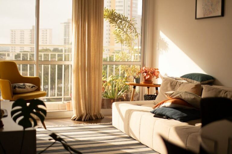 Interior de vivienda con luz natural; imagen de referencia para la guía de arriendo, no corresponde a una oferta de Solbienes.