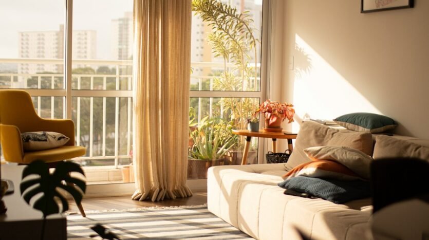 Interior de vivienda con luz natural; imagen de referencia para la guía de arriendo, no corresponde a una oferta de Solbienes.