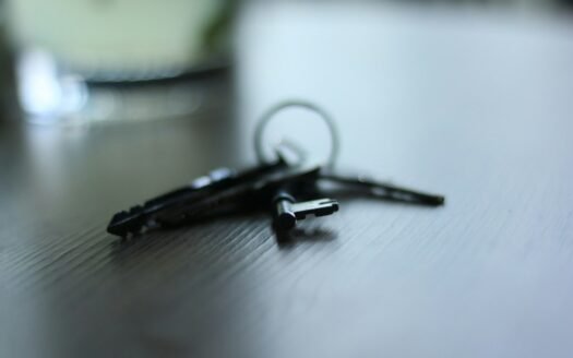 Llaves sobre una mesa; imagen de referencia para organizar la entrega de una vivienda en arriendo.
