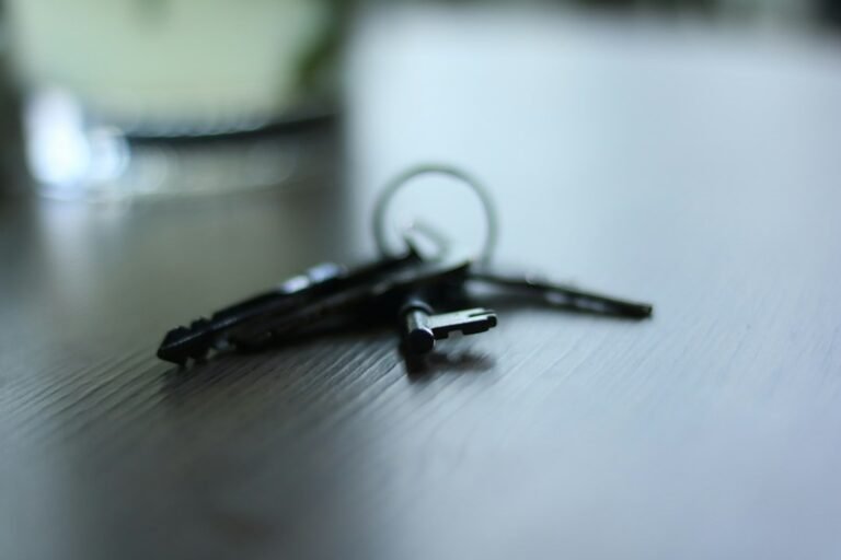 Llaves sobre una mesa; imagen de referencia para organizar la entrega de una vivienda en arriendo.