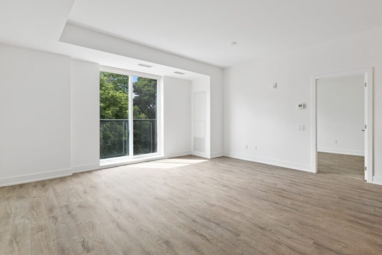 Espacio residencial luminoso con ventanas; imagen ilustrativa sobre presentación de viviendas, no es un inmueble anunciado por Solbienes.