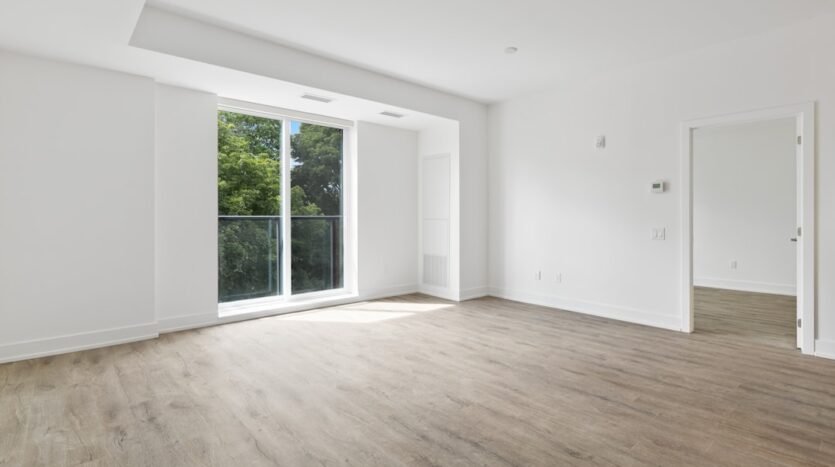 Espacio residencial luminoso con ventanas; imagen ilustrativa sobre presentación de viviendas, no es un inmueble anunciado por Solbienes.